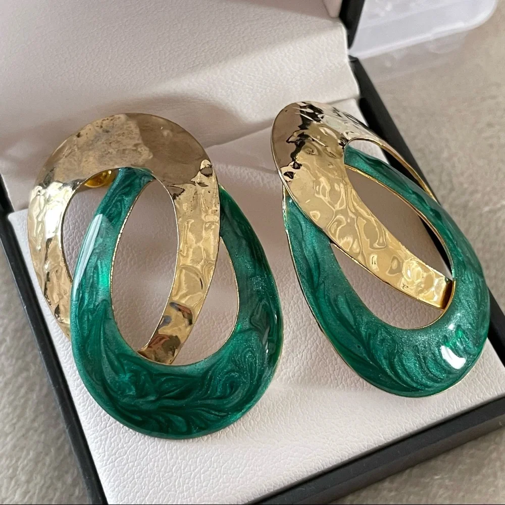 VINTAGE : Gold and Green Enamel Pierced Earrings - Picture 5 of 7